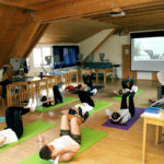 Yoga-Kurs im Religionsraum