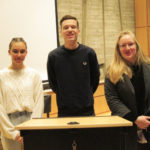 Néné, Frederic und Annika (rechts) in der Schulversammlung bei ihrer Ernennung zur Schülersprecherin / zum Schülersprecher