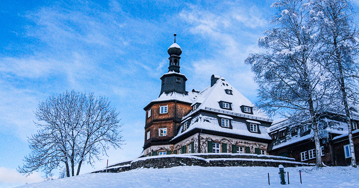 Schule Birklehof: Das Haupthaus in Schneelandschaft im Dezember 2020.